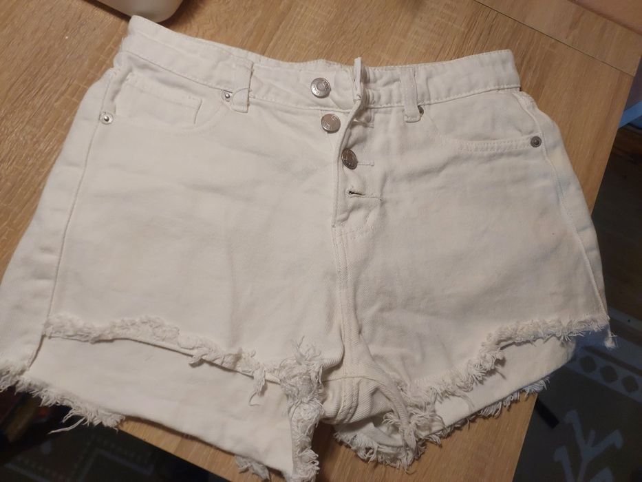 Жіночі білі шорти