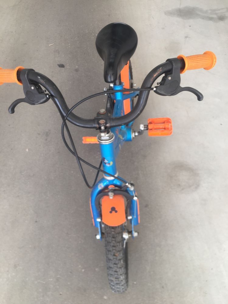 Bicicleta azul e laranja com decorações do mickey mouse