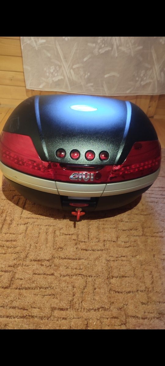 Kufer centralny Givi 46l monokey z podstawą i LED
