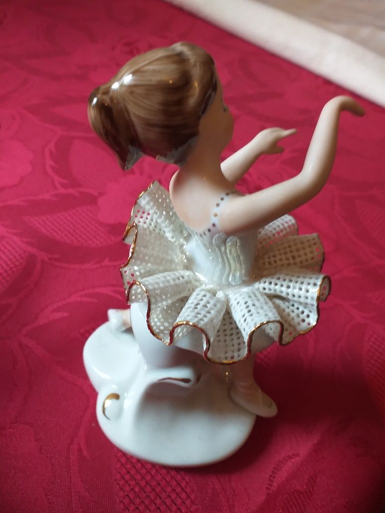 Trzy baletnice z porcelany