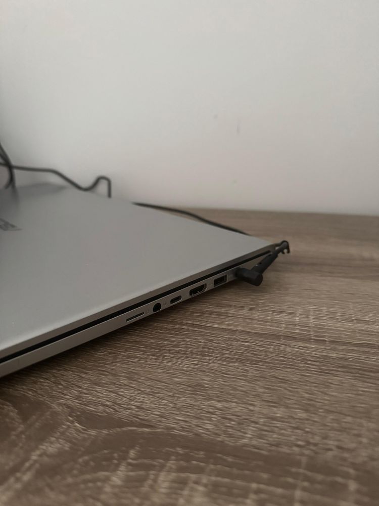 Laprtop Asus Vivobook 17