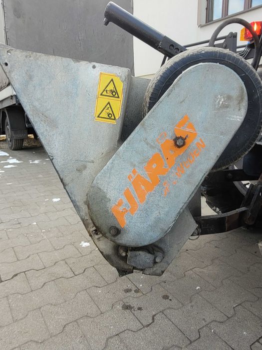 Posypywarka samozaładowcza do  małego ciągnika  na chodniki