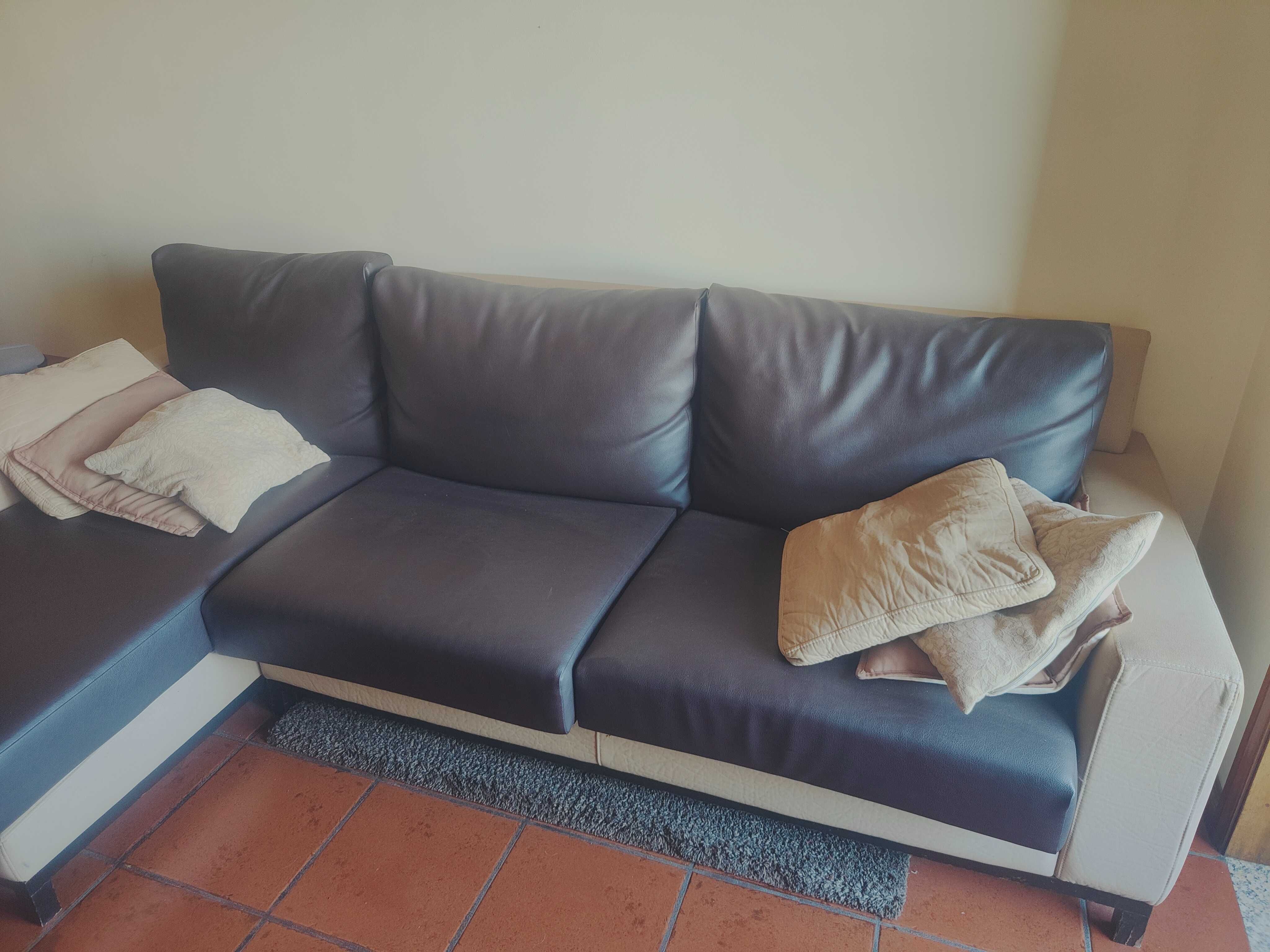 Sofá com chaise longue
