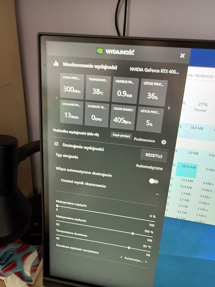 Komputer ASUS i ekran