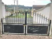 Vários portões rusticos