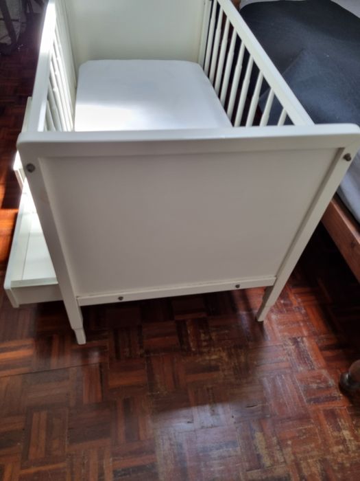 Berço branco com duas gavetas