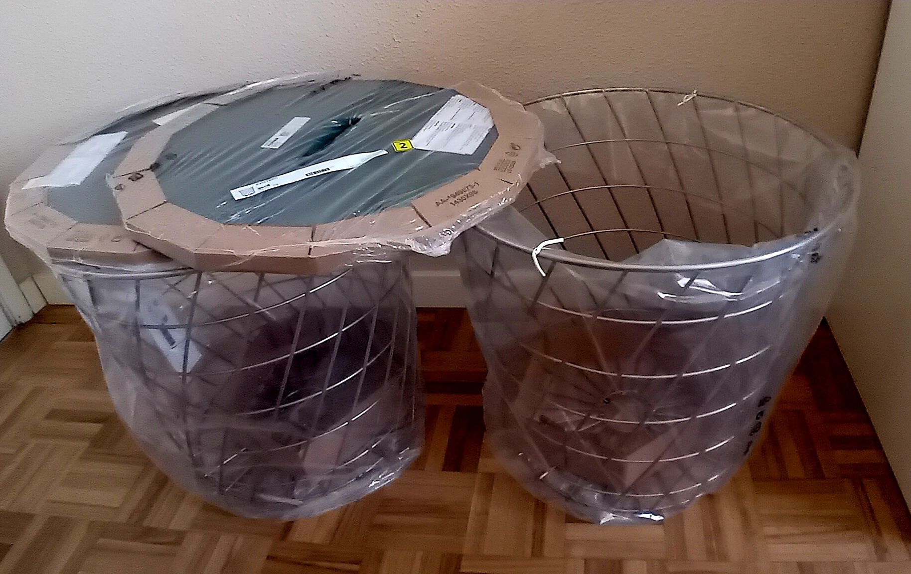 Mesa centro com arrumação KVISTBRO