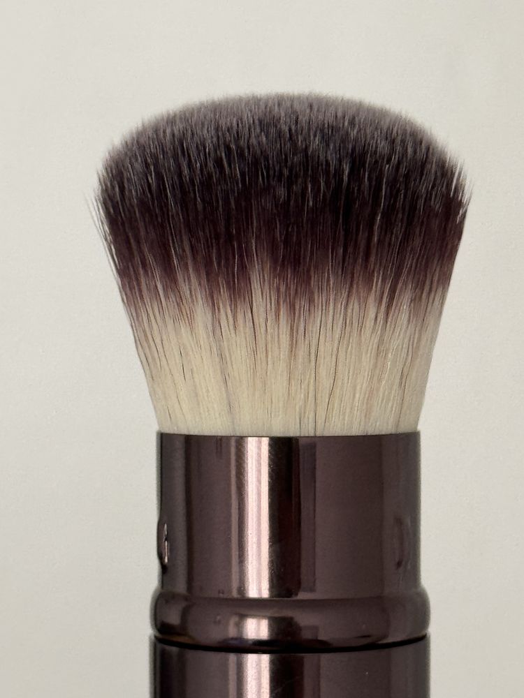 Nowy pędzel do makijażu Hourglass Double-Ended Complexion Brush