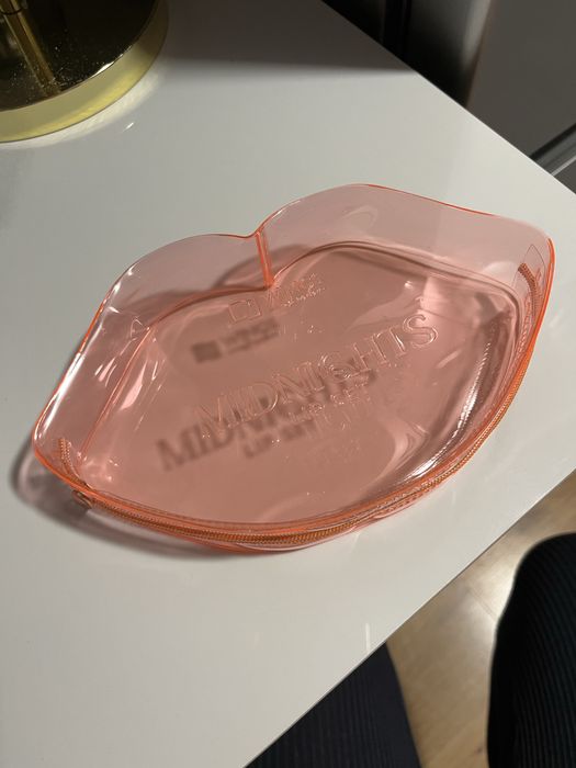 Kosmetyczka usta kształt ust na pomadki