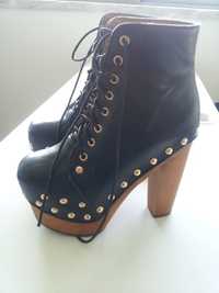 Botas pretas com tachas