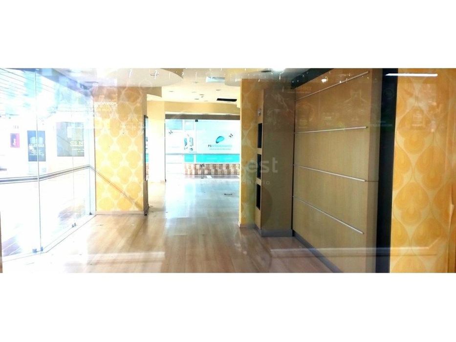 Duas Lojas no Centro Comercial da Amora