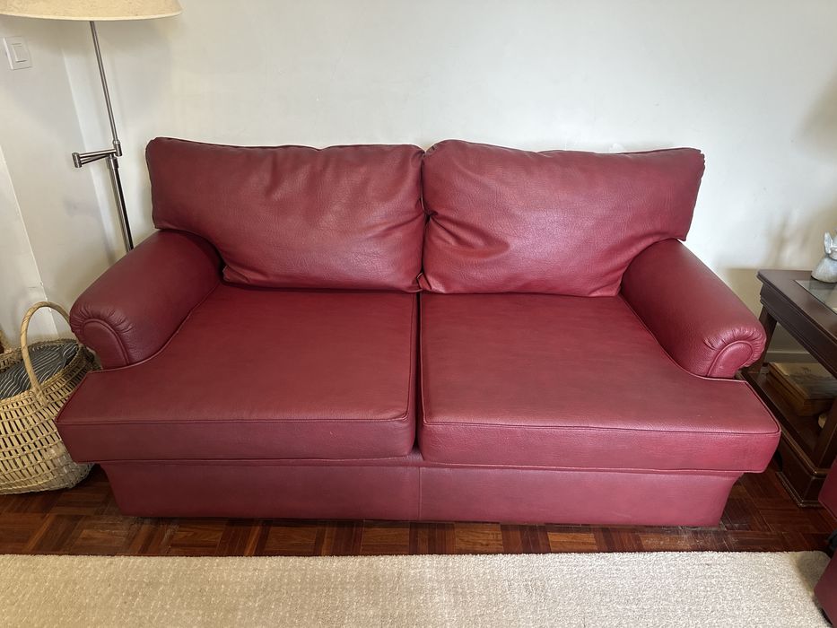 2 Sofás de 2 lugares + apoio de pés em pele