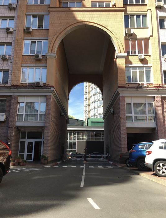 Продаж паркомісця. Пр. Володимира  Івасюка 4.