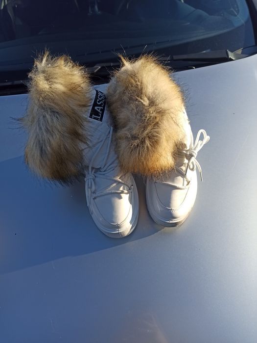 Damskie kozaki zimowe futerko rozm 39  biale
Ocieplenie: Futerko
Mater