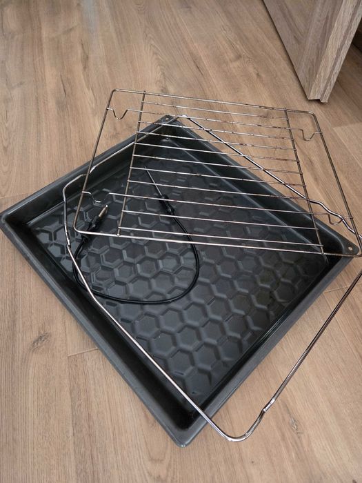 Blacha gleboka i blacha zwykla, ruszt i termosonda do piekarnika Amica