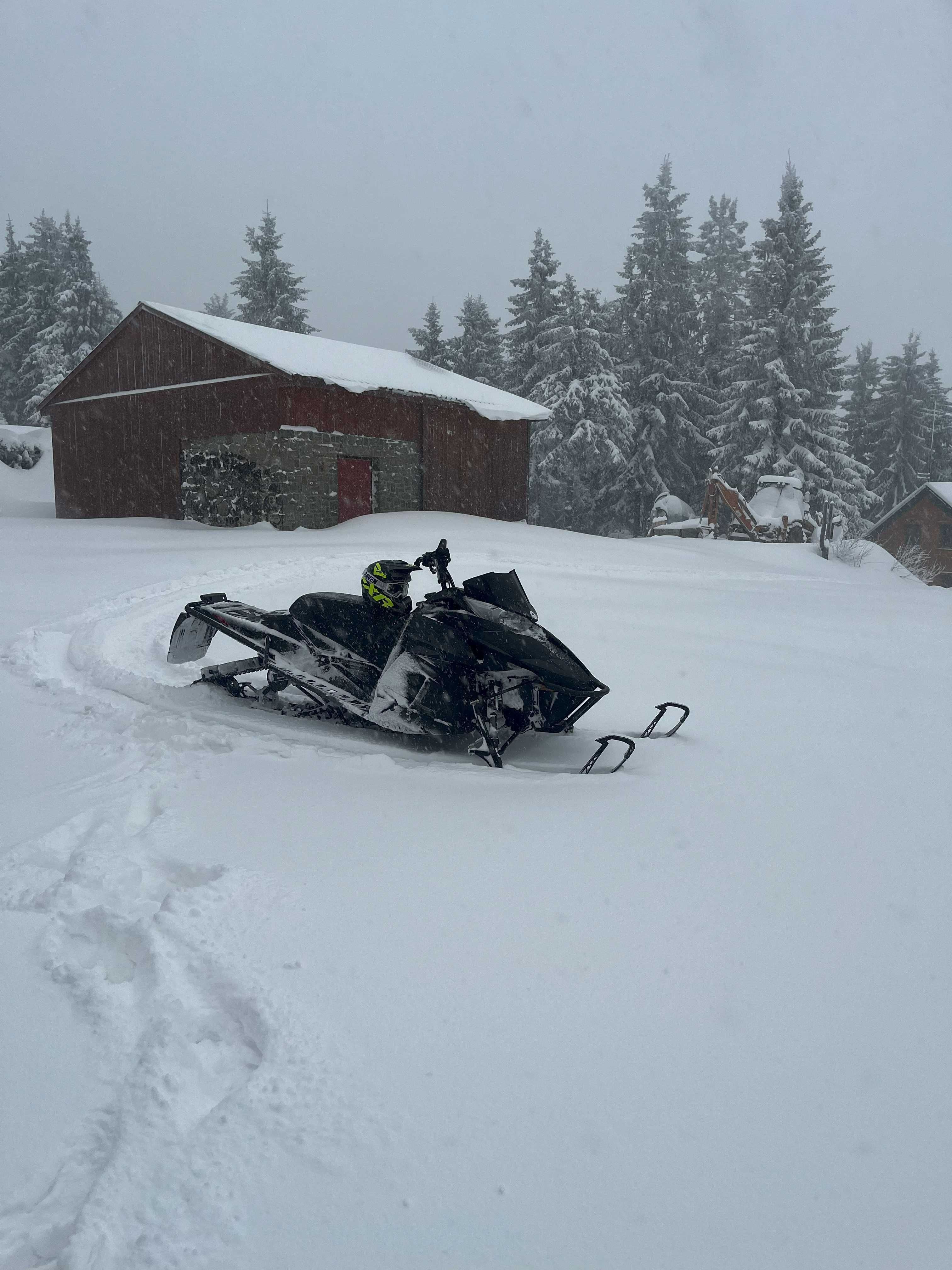 Skuter śnieżny Arctic Cat M8000_153 LTD ES BLACK 2016 R 1000 KM