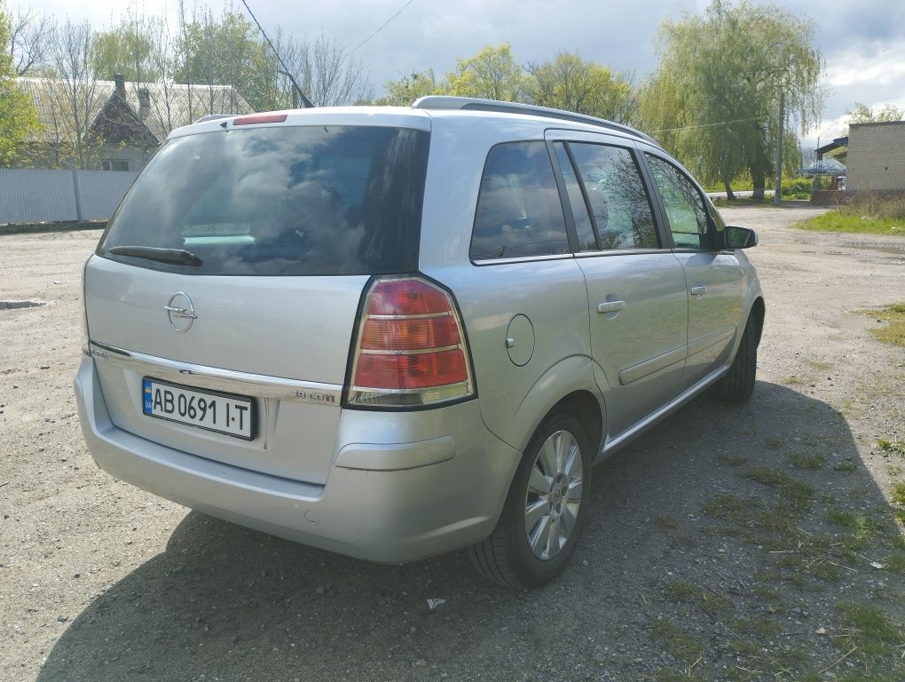 Opel Zafira B 1.9 дизель домашній сімейний автомобіль