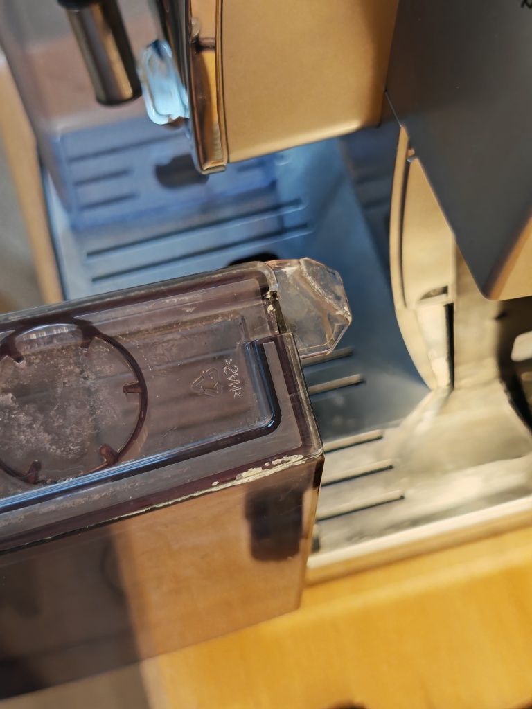 Ekspres do kawy DeLonghi Dinamica Plus stan dobry