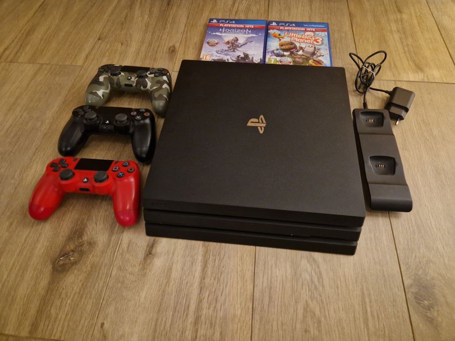 Konsola PS4 Pro + 3 pady + dwie gry + ładowarka do padów