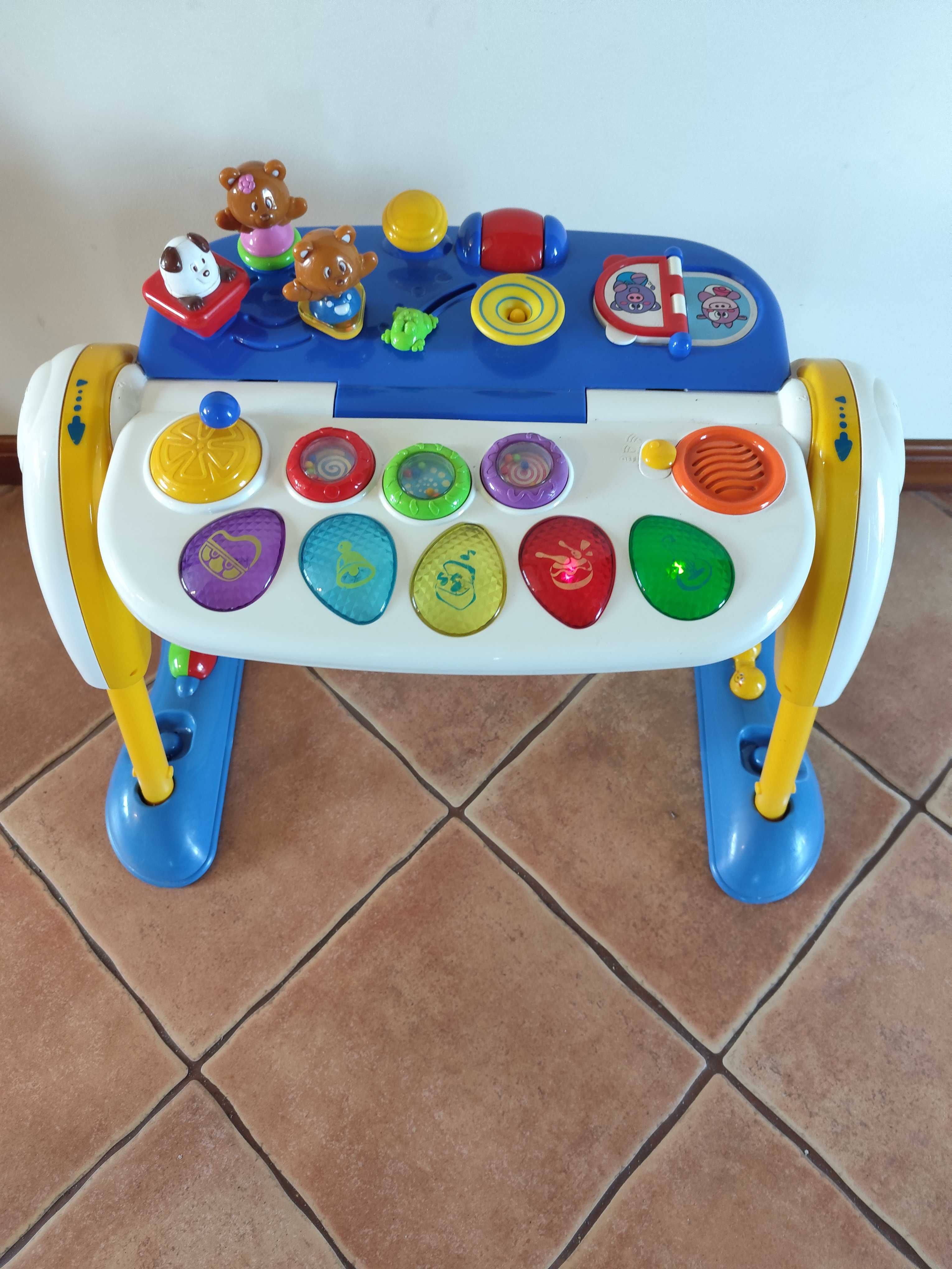 Mesa de actividades chicco com musicas e luzes.
