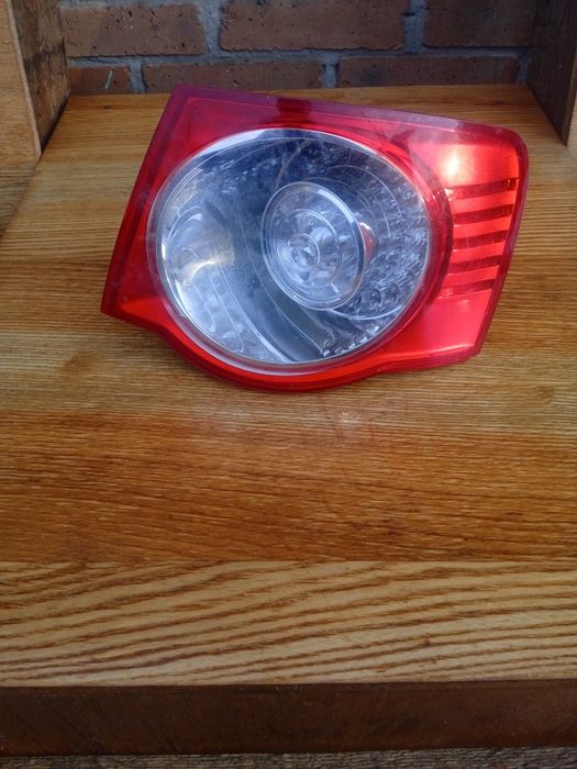 Заданий правий фанарь до джеты 2008 года