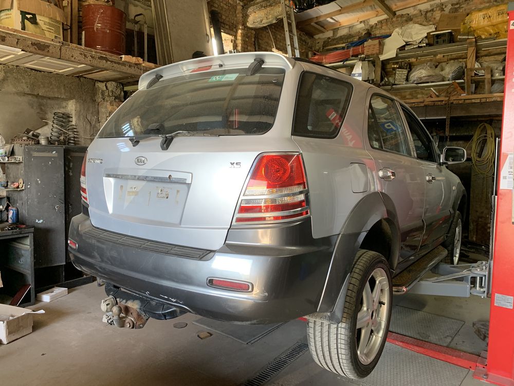 Скло кришки багажника Kia Sorento 2002 - 2009 стекло ляди Кіа Соренто