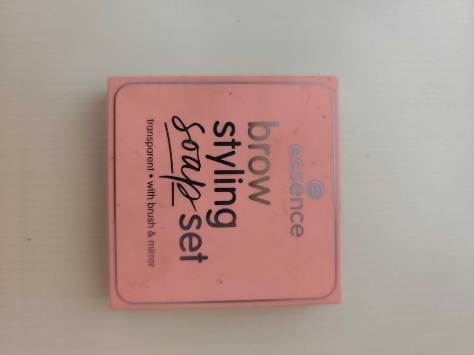 Mydełko utrwalające do brwi Essence