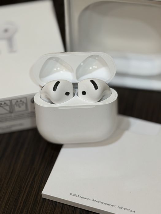 Навушники AirPods 4