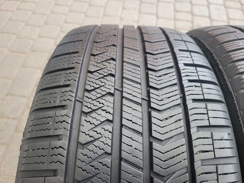 235 / 40   R 18   Vredestein   / Całoroczne