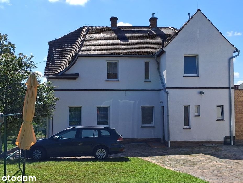 Dom z dodatkowymi zabudowaniami gospodarczymi