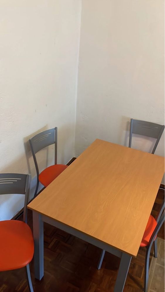 Mesa com 4 cadeiras