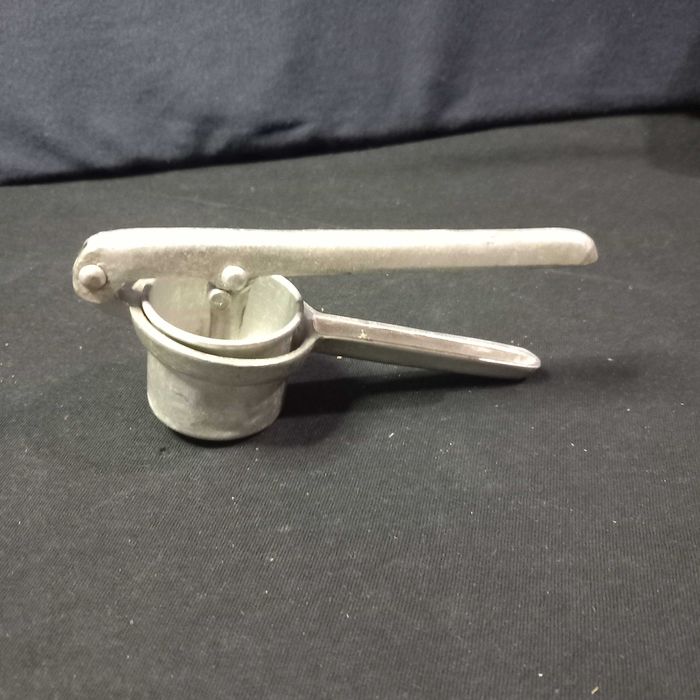 Espremedor antigo em alumínio