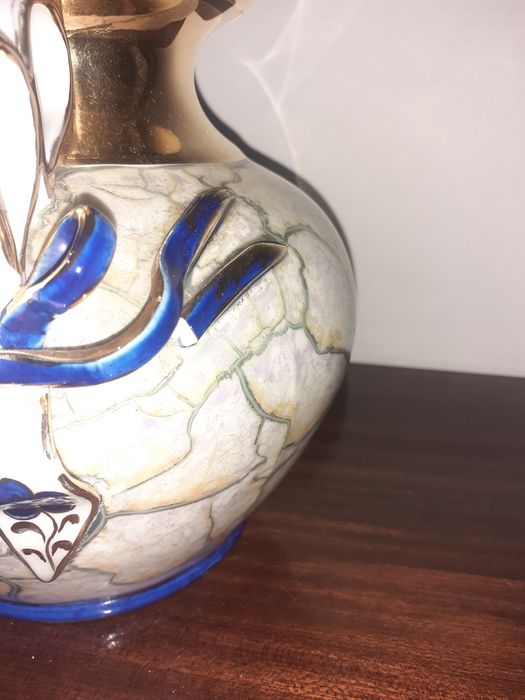 Jarra azul e dourada pintada à mão. Limonge