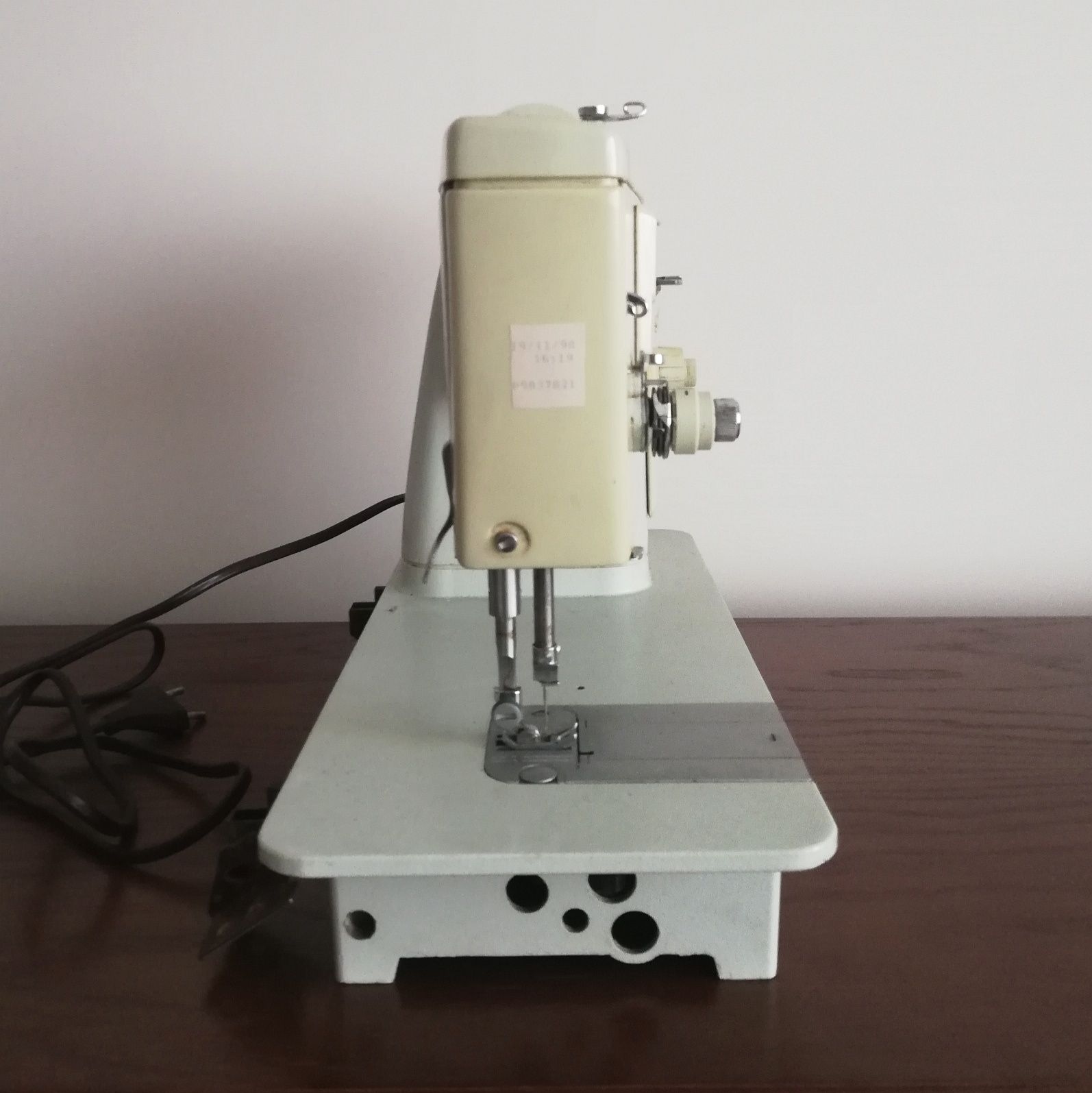 Máquina de costura Singer 507, anos 70.