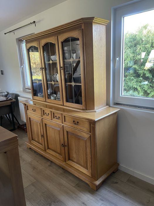 Solidny dębowy kredens