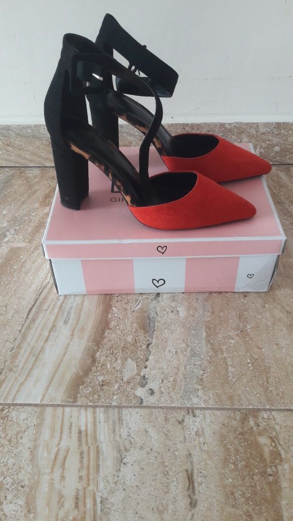 Buty na klocku czerwono- czarne rozmiar 39cm dł. wkładki 25cm