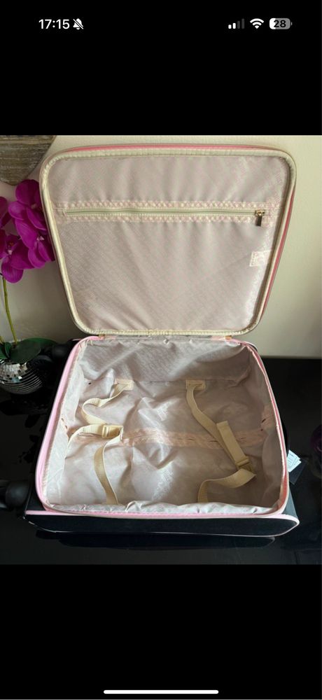 Walizka na kolkach Juicy Couture