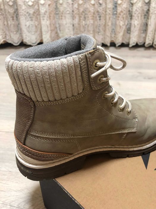 Продаю жіночі зимові черевики бежевого кольору, розмір 39.