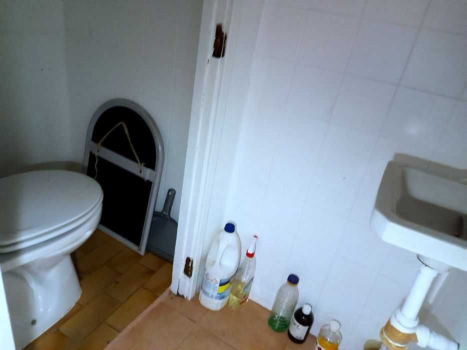 Vende-se LOJA/centro Almada c/casa banho e saida de fumo