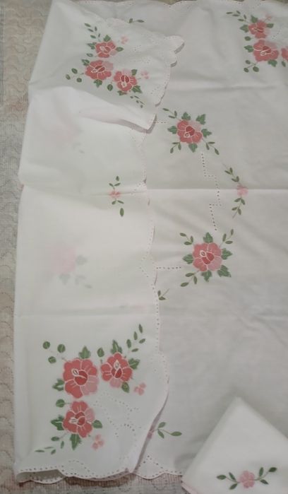 Toalha bordada com guardanapos