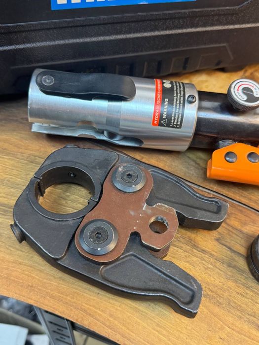 Гідравлічний інструмент для обтискання кабелів