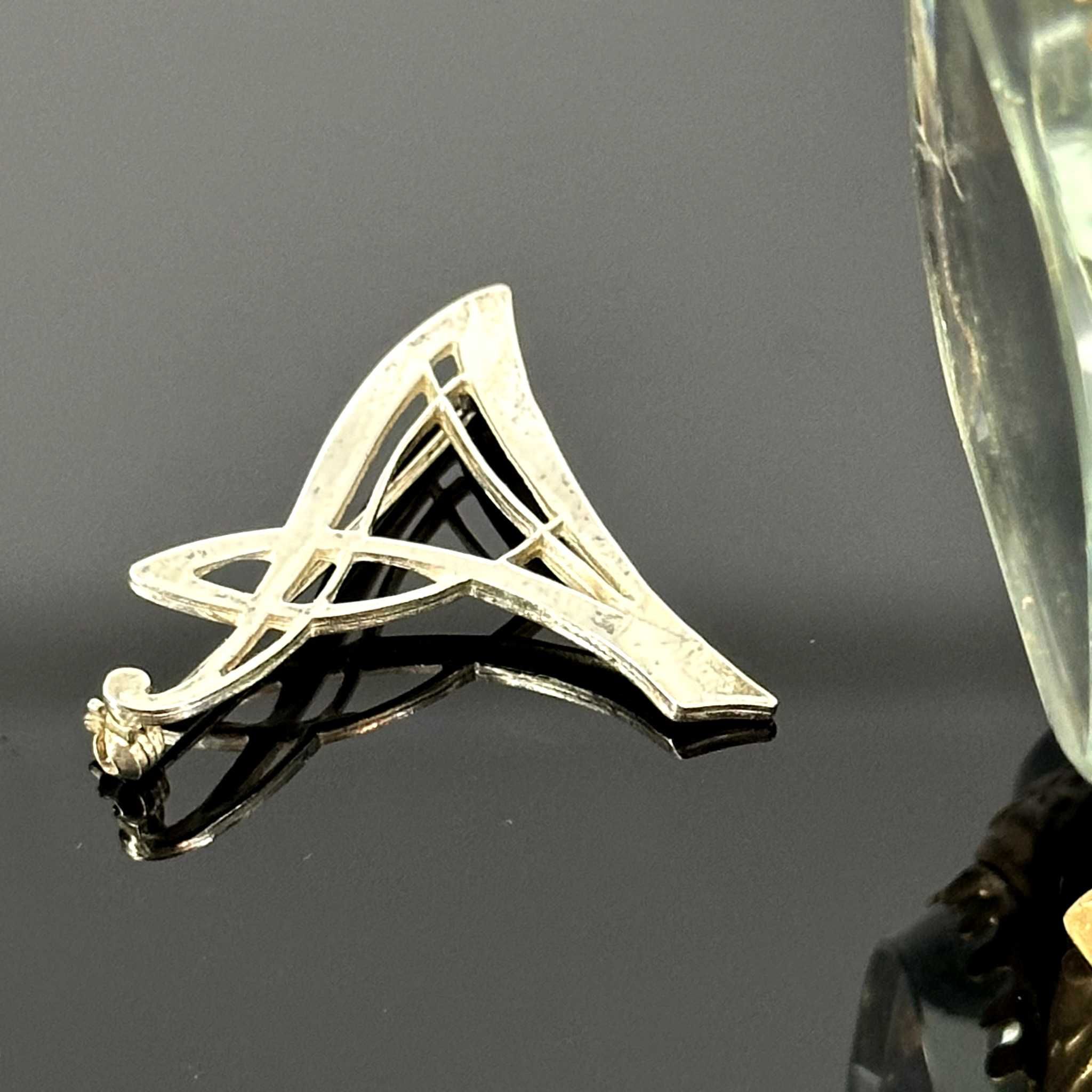 Srebro - Srebrna broszka w kształcie litery A - próba srebra 800.