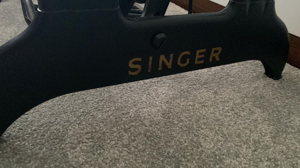 Pés de uma máquina de costura vintage (inclui vidro)