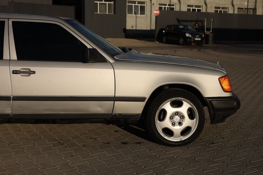 Mercedes-Benz W124 200D