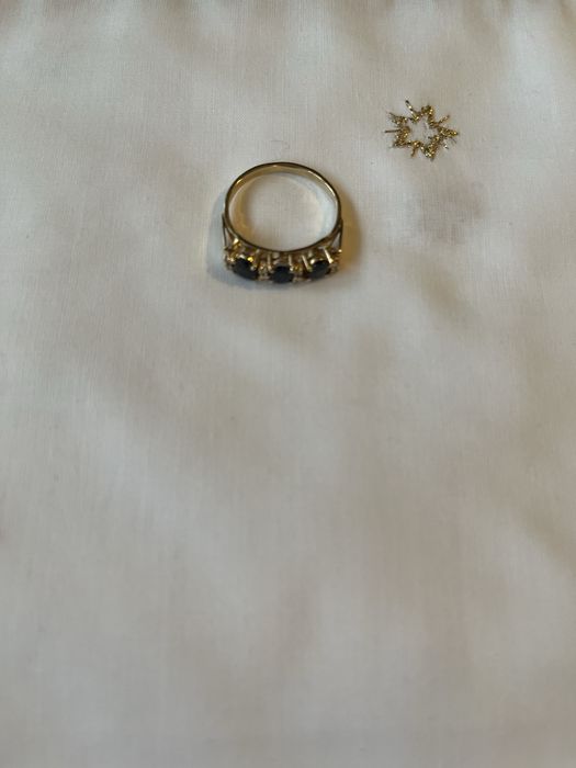 Złoty pierścionek z naturalnymi szafirami i diamentami