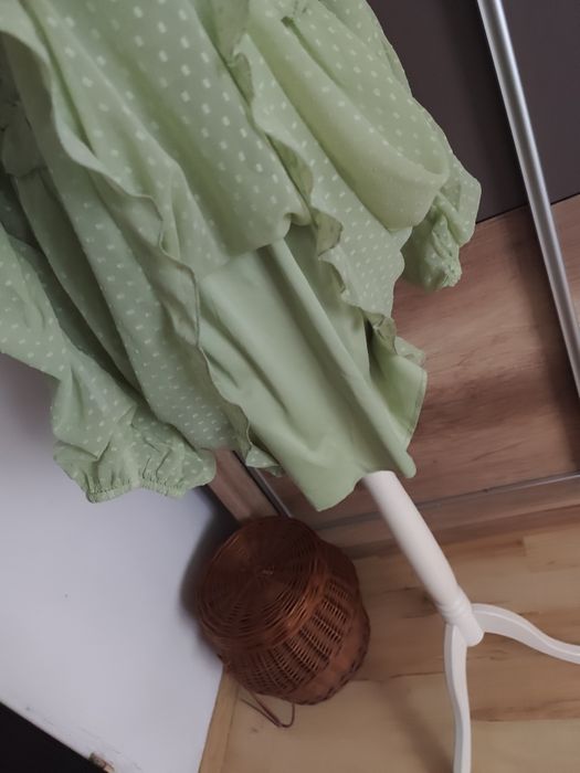 Zielona zwiewna sukienka z bufiastymi rękawami r.46