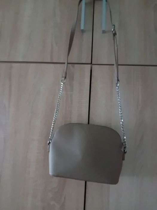 Torebka koloru jasno brązowy na długim pasku regulowanym z łańcuchami