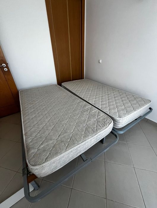 Duas camas com colchões