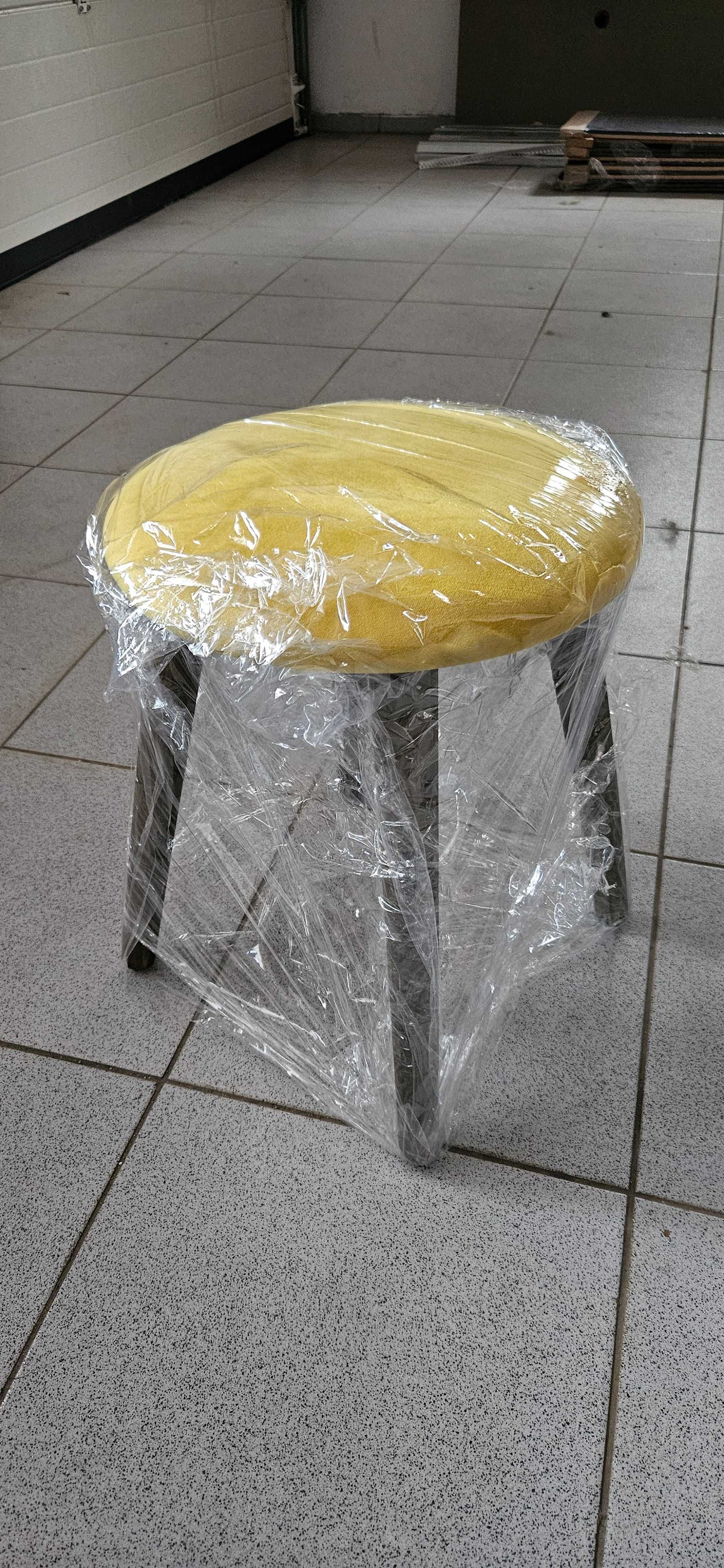 Banco decorarivo de veludo amarelo