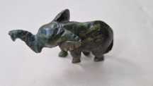Pequeno elefante decorativo de louça